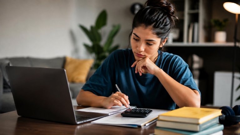 Estudante comparando preços de faculdade EAD no notebook