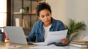 Estudante analisando financiamento da faculdade pelo Fies 2026