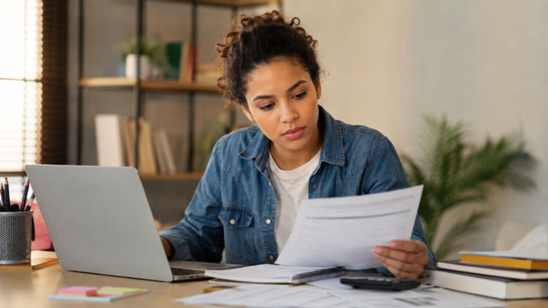 Estudante analisando financiamento da faculdade pelo Fies 2026