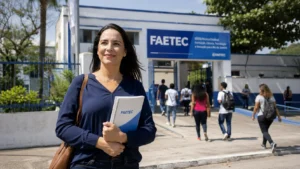 Professora acompanha oportunidades do processo seletivo FAETEC 2026 em ambiente de educação técnica